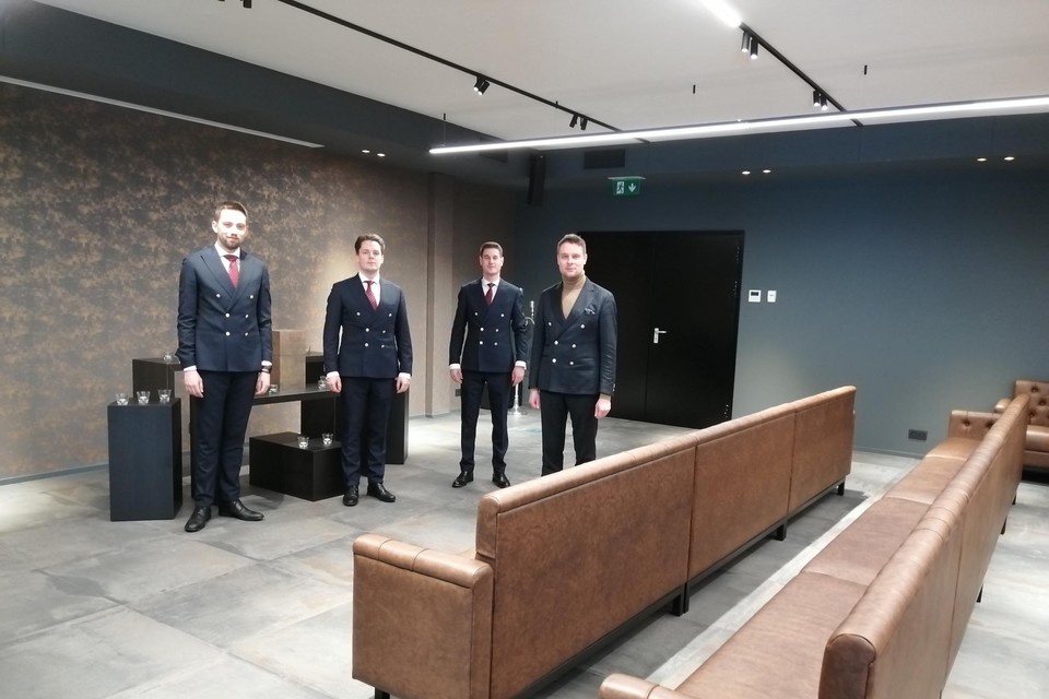 Rik Cornelis (rechts) met zijn medewerkers Jef, Jens en Len in de nieuwe afscheidsaula.