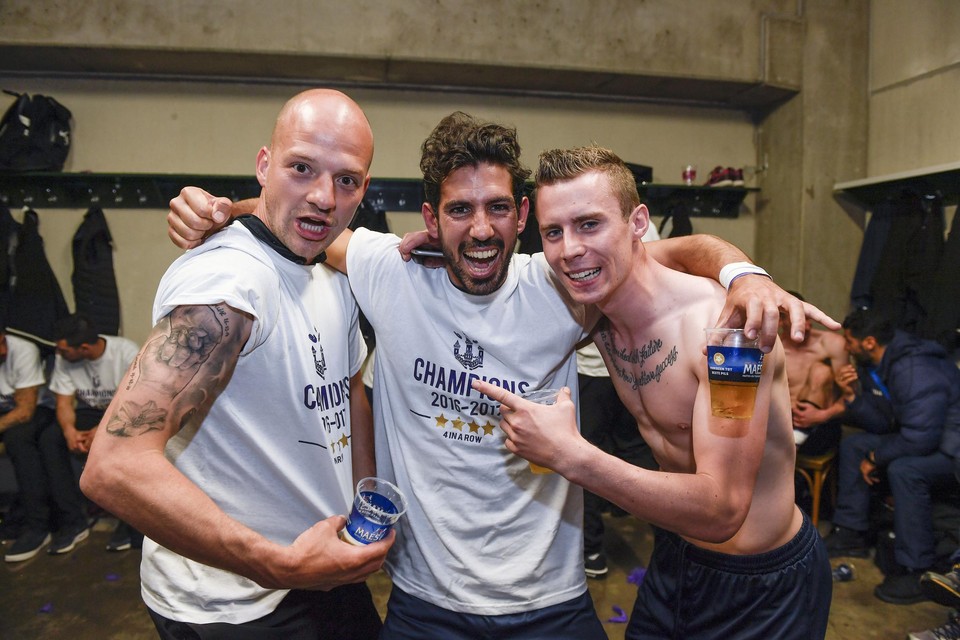 Hernan Losada, hier nog als speler van Beerschot, viert de titel van het seizoen 2016-2017 in Dessel.