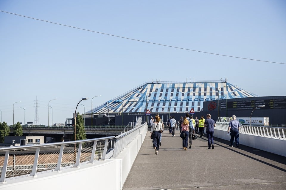 De passerelle die Spoor Oost met het Sportpaleis verbindt opent vandaag officieel. Voetgangers kunnen voortaan van Spoor Oost over de Schijnpoortweg naar het Sportpaleis zonder maar één stoplicht te moeten passeren.