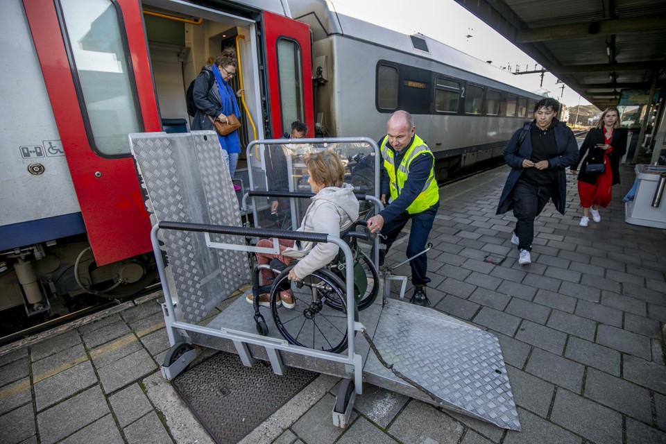 Deze krant ging vorig jaar op stap naar Antwerpen met de Lierse rolstoelgebruiker Carla en ontdekte dat een treinrit best omslachtig kan zijn voor een persoon die assistentie nodig heeft.