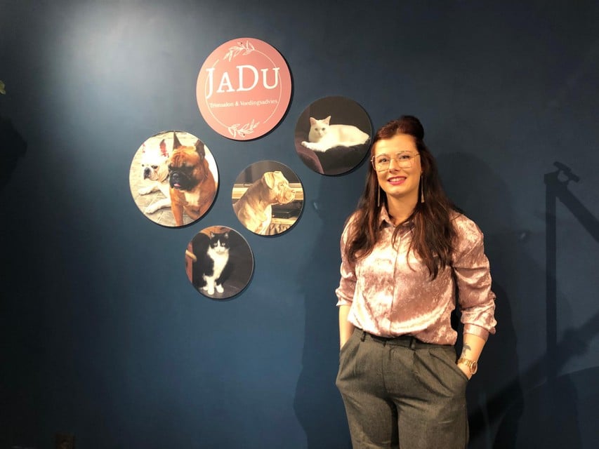Foto’s van de honden en katten van Evelien Buijsrogge prijken in haar nieuw trimsalon in Gierle. Haar Franse bulldogs Jacks en Duffy inspireerden haar voor de naam JaDu.
