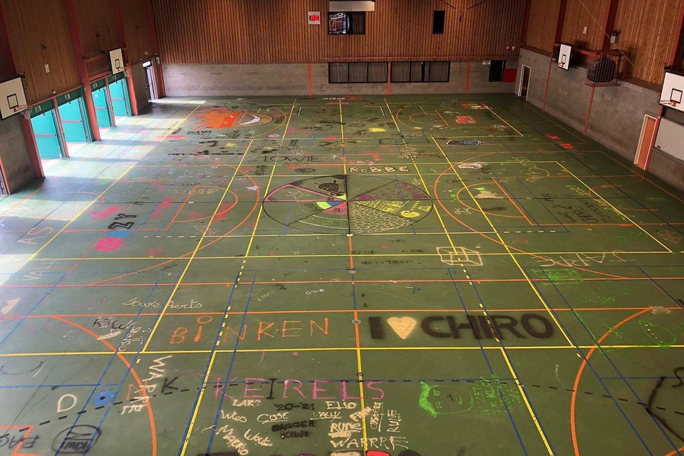 Vlak voordat de vloer werd uitgebroken, mochten de Chirogroepen zich uitleven om het beton te versieren of te bekladden met graffiti.
