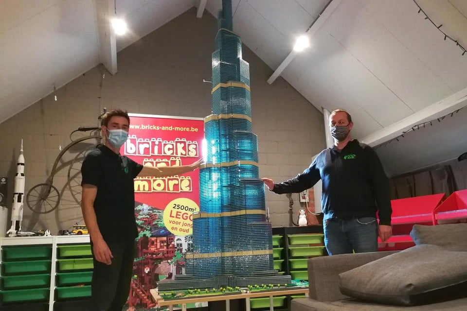 Peter Wouters (links) bouwde op zijn zolder een 3,4 meter hoge replica van de Burj Khalifa uit Dubai, die hij in primeur zou tonen op de Legobeurs van voorzitter Pieter Van Aerde (rechts). 