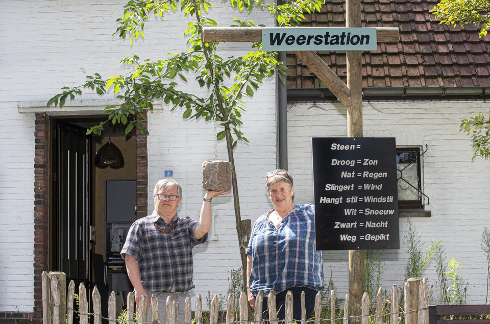 Mieke en haar zoon Gert bij hun bijzonder weerstation met kei.