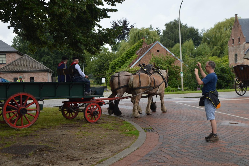 Wandelaars van de Kastelentocht trekken foto’s.