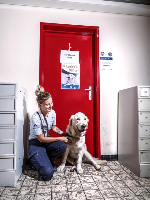 Emy Maerens, inspecteur en begeleider van Lucky: “Je ziet op tv vaak assistentiehonden in woonzorgcentra, maar niet bij de politie. Terwijl ik al tien jaar honden heb, en ze mij zelf altijd hielpen op lastige momenten.” 