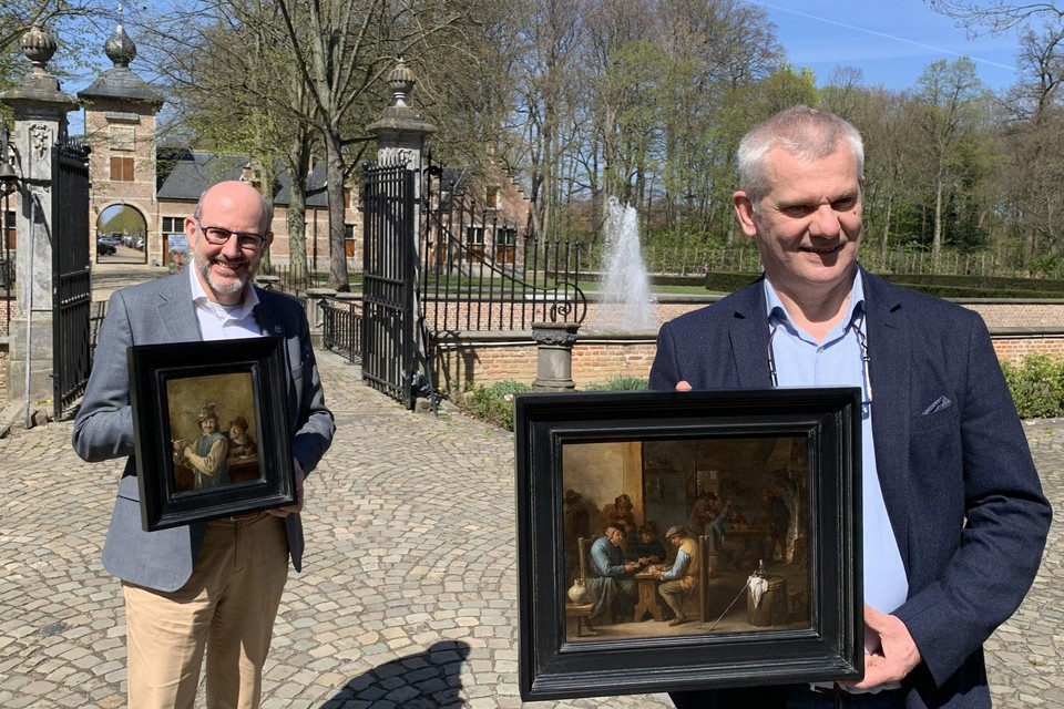 Fier tonen de Ekerse districtsburgemeester Koen Palinckx en restaurateur Bart Keutgens de werken van David Teniers de Jonge.