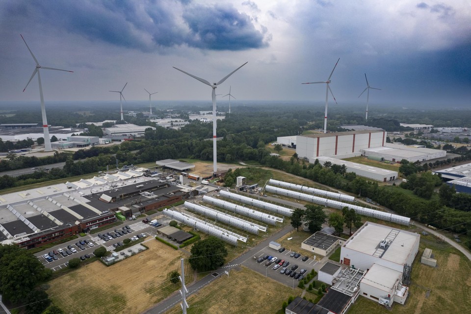 De zonnespiegels bestrijken een aanzienlijke deel van de oppervlakte bij Avery Dennison aan de Tieblokkenlaan in Turnhout. In 2017 nam het bedrijf ook al een windturbine in gebruik.
