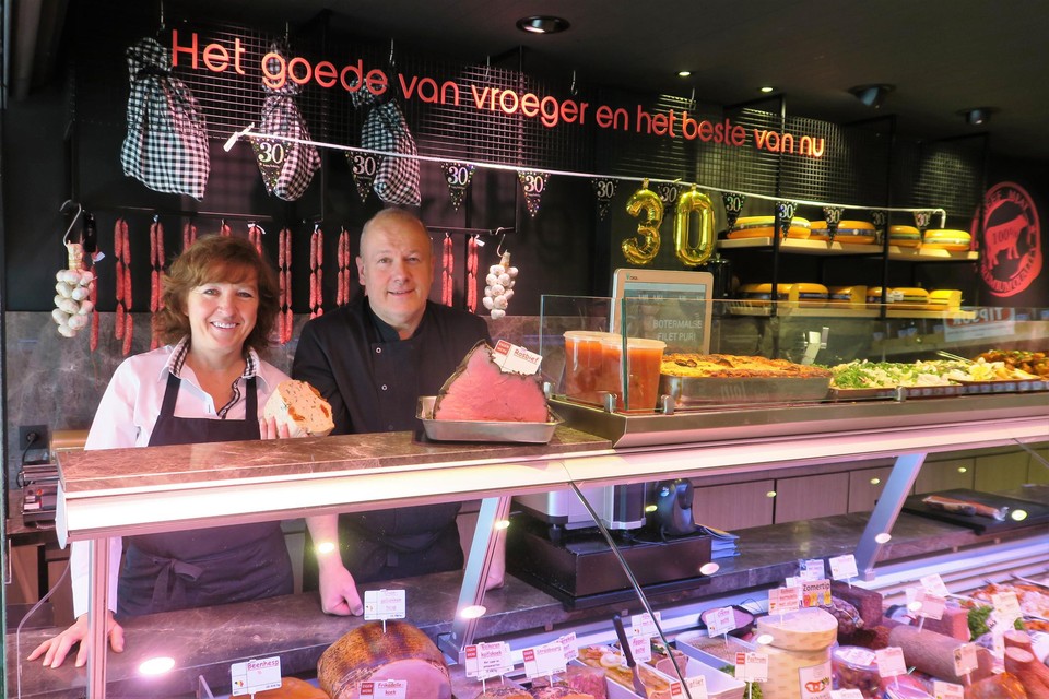 MIreille en Patrick achter hun toog, met op de achtergrond hun credo.