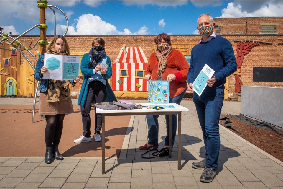 Basisschool De Ham kreeg het eerste exemplaar van het bordspel over de ontwikkelingsdoelstellingen.