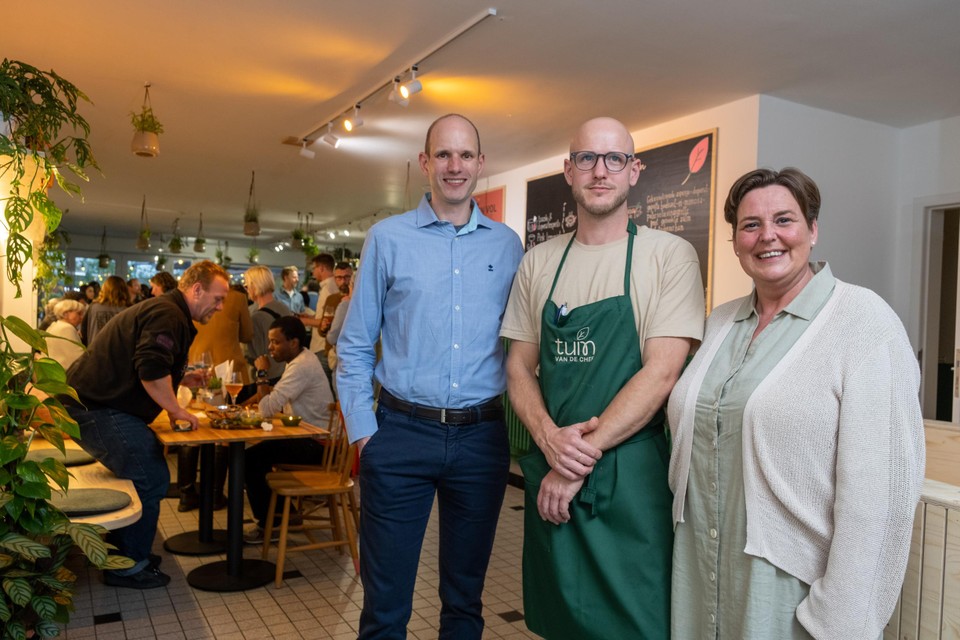 Vlotter-directeur Jan Vermeulen, chef Guus van Zon en schepen Inge De Ridder in het vernieuwde buurtrestaurant.