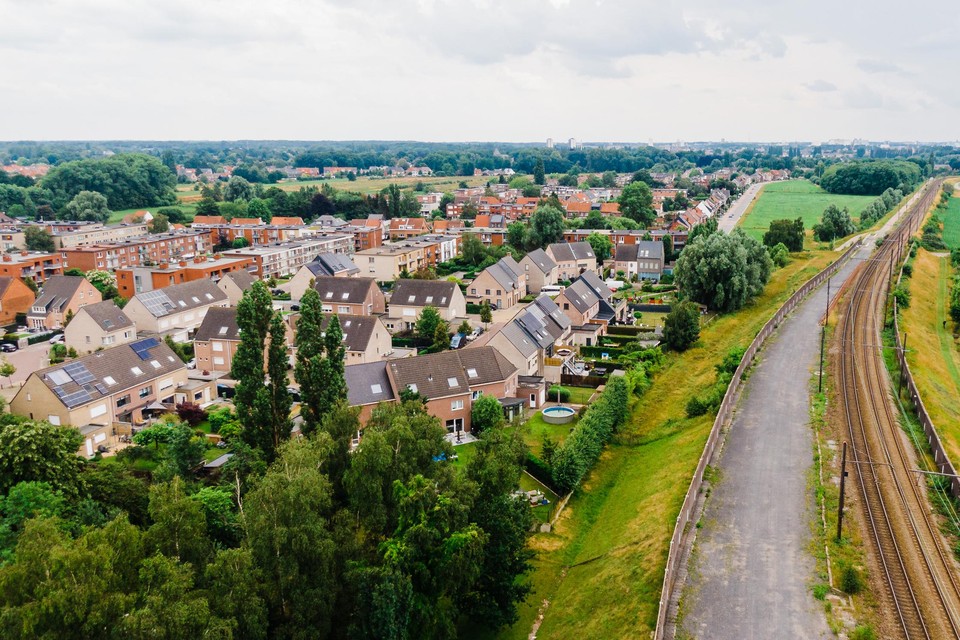 Deze foto geeft een duidelijk beeld van de situatie. De wijk Weegbreelaan plakt tegen de spoorlijn. 