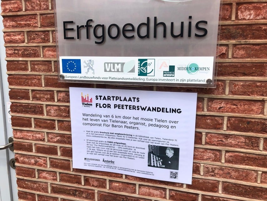 De startplaats van de Flor Peeterswandeling aan het Erfgoedhuis in Tielen.