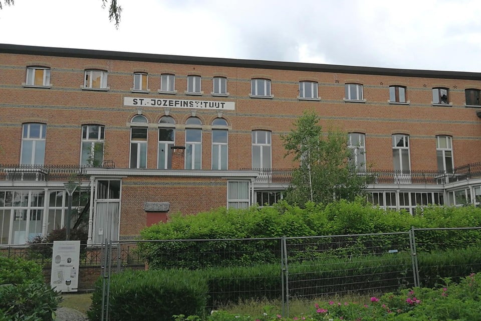 De beeldbepalende klassengang aan de zijde van het Begijnhof wordt in het woonproject De Gaanderij opgeknapt, om er twaalf appartementen onder te brengen.