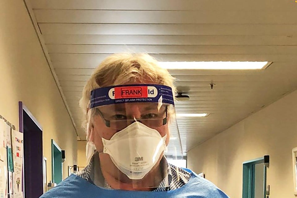 Burgemeester Frank Gys in ‘battledress’ klaar om te helpen in het Middelheimziekenhuis.