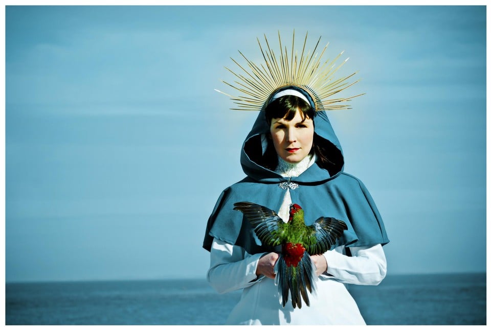 Mira als de heilige Maria ofte Holy Mira. “Ik denk niet dat je met zoiets nog kan choqueren. Voor mij is dat beeld zowel een ode aan de Mariafiguur als een kritiek op de Mariacultus.”