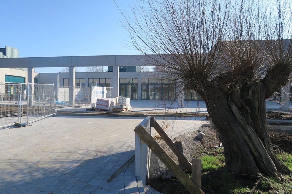 Een vrijetijdstempel uit beton en groenkleurige stalen elementen.