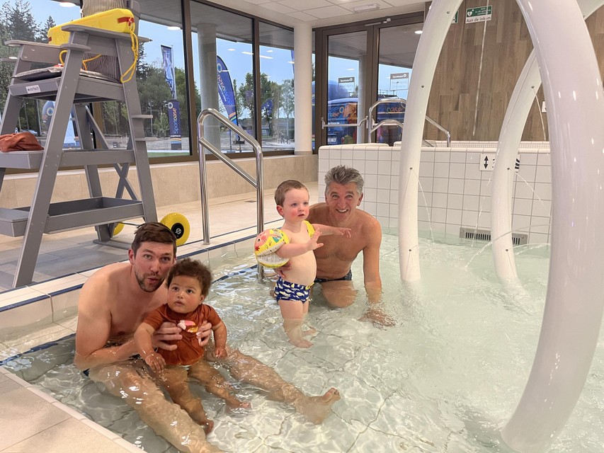 Quinten Quartier en dochter Eva testen samen met Werner Van Rooy en kleinzoon Leo het peuterbad van het zwembad in Lille uit.