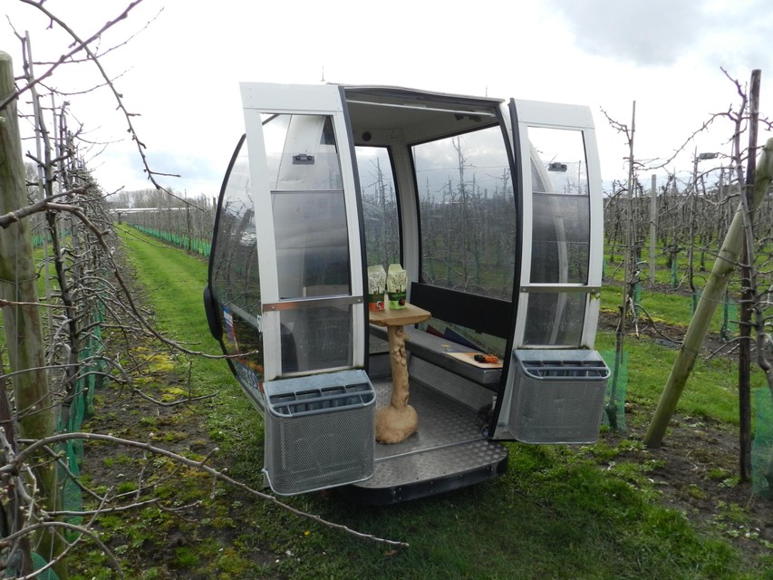 Tussen de boomgaarden bij Stoffels-Van Baelen in Minderhout staat een cabine van een skilift.