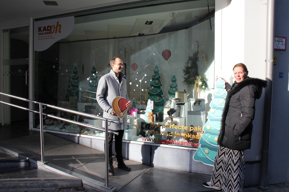 Ziggy Hempel en Ine Somers bij de vitrine in de Stationsstraat die ter promotie van het online platform enkele geschenkartikelen toont. 