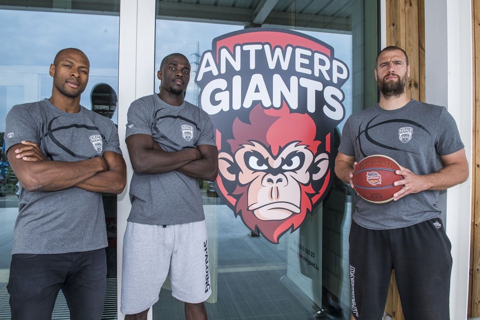 Guy Moya, Randy Oveneke en Christophe Beghin, drie leden van de sportieve staf van Telenet Giants Antwerp die ooit met de Belgian Lions tegen NBA-vedetten speelden. 