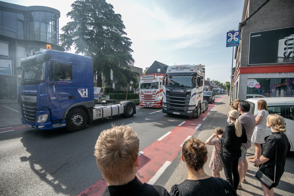 Een indrukwekkende colonne van zestig trucks heeft Arne Torremans (22)  op 17 juni 2023 begeleid naar zijn laatste rustplaats.