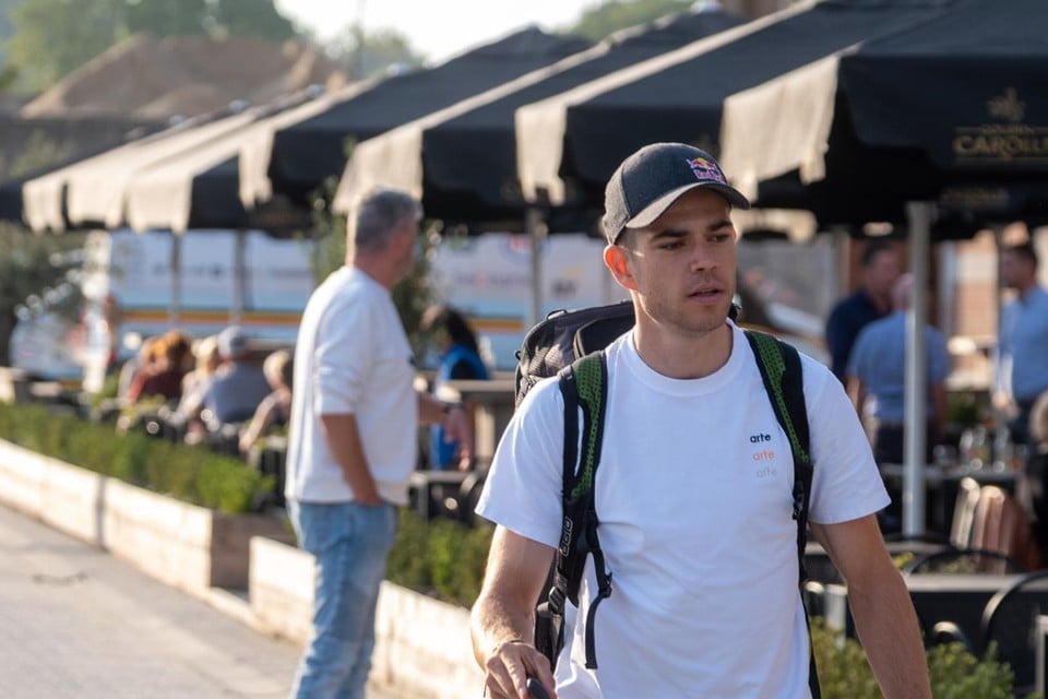 Van Aert arriveert.
