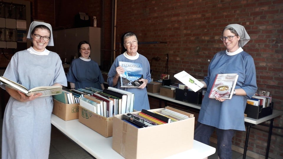 De zusters hebben ook een ruim aanbod aan tweedehands boeken te koop.