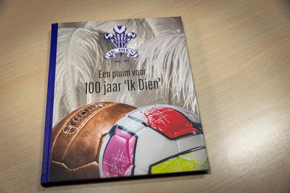 Het boek ‘Een pluim voor 100 jaar Ik Dien’. Let ook op het clublogo met de koninklijke pluimen.