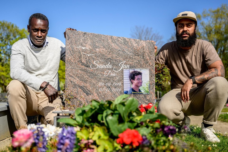 Vader Papis Dia (52) en broer Seydou De Vel (33) bij het graf van Sanda Dia, overleden op 7 december 2018. 