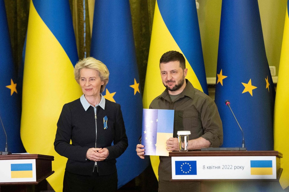 Von der Leyen en Zelenski bij hun ontmoeting vrijdag in de Oekraïense hoofdstad Kiev. Ze overhandigde hem trots de in te vullen papieren. 