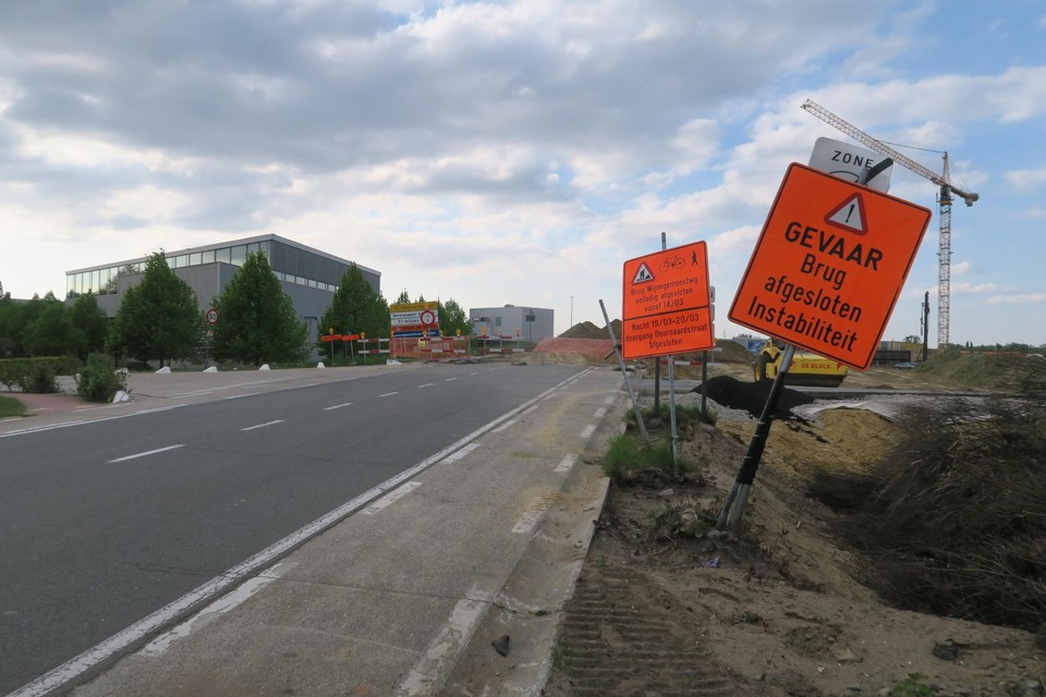 Het kruispunt dat een maand lang wordt afgesloten, met het oog op de bouw van de nieuwe brug. 