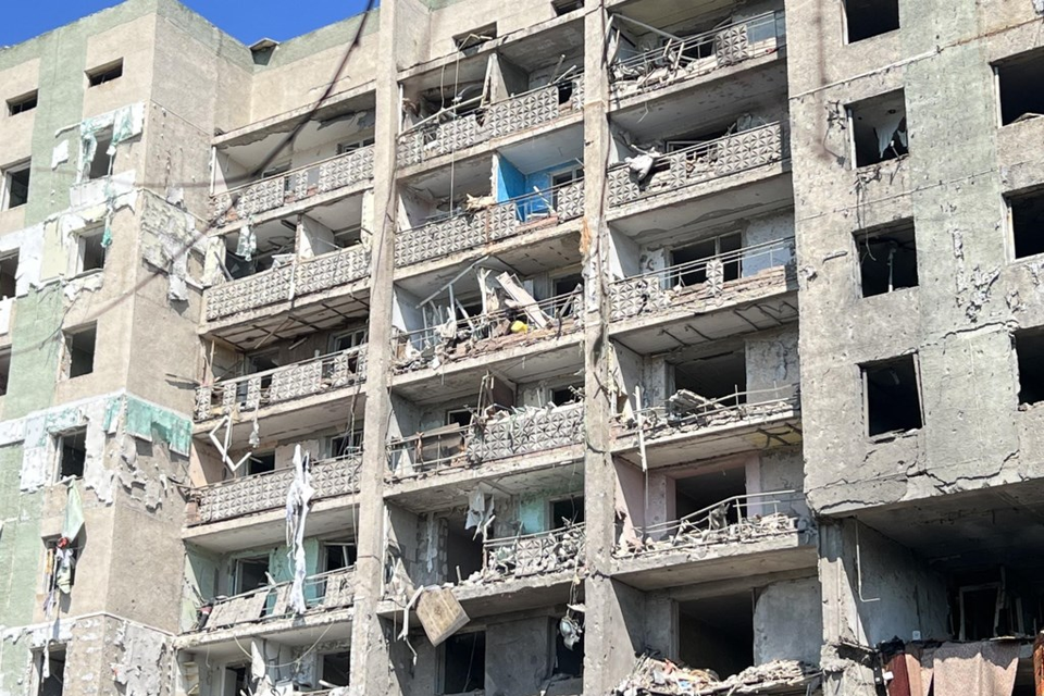 Bij een raketinslag op dit appartementsblok nabij Odessa vielen minstens 16 doden. 