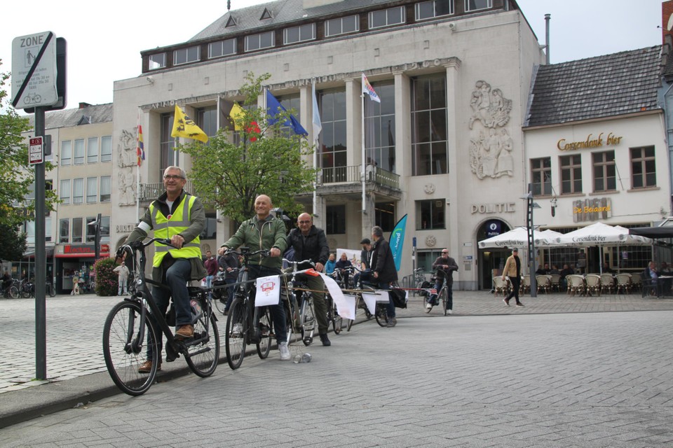 De leden van de fietsersbond vertrokken op de Grote Markt voor hun ludieke actie. 