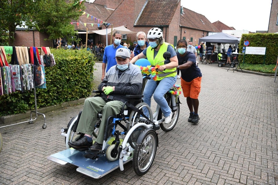 De nieuwe elektrische rolstoelfiets werd dit weekend al meteen getest.