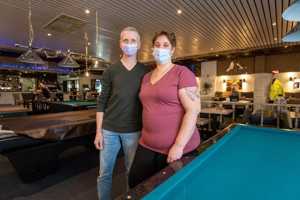 Tony Müller en Kimmy Bloemen in hun eetcafé New Arena in Deurne waar weer het getik van ballen weerklinkt. 
