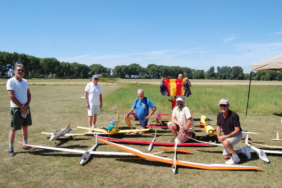 Enkele leden van vliegclub Pegasus op hun terrein in Kieldrecht. 
