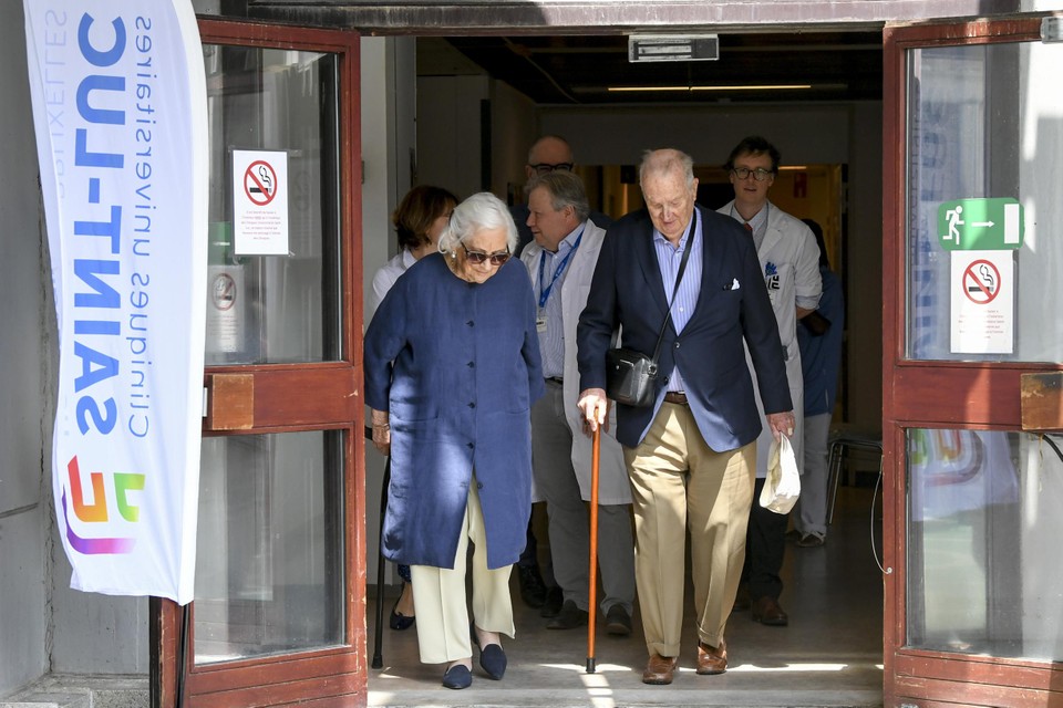 Albert II en Paola verlaten het ziekenhuis.
