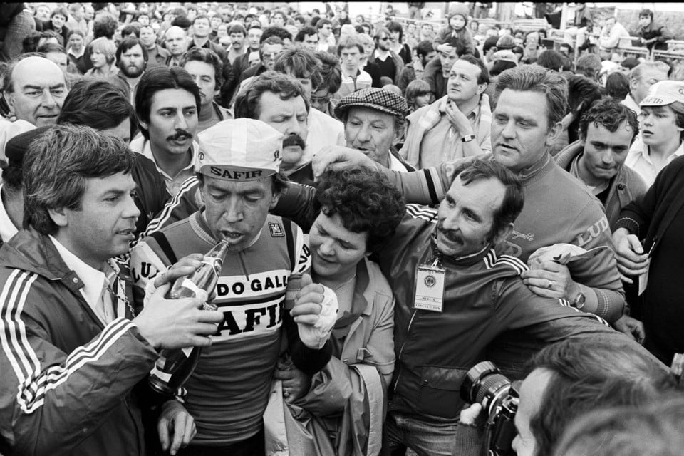 Vanspringel omstuwd door fans. Het is 1981 en hij heeft net Bordeaux-Parijs gewonnen, voor de vijfde keer.
