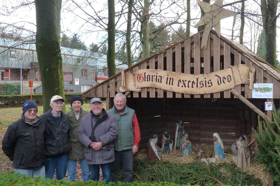 Guido Van Garsse, Lucien Bruggeman, Willy Gerlo, Omer Tempels en Eddy Verbist werkten mee aan de opbouw van de kerststal aan de Heidekapel.