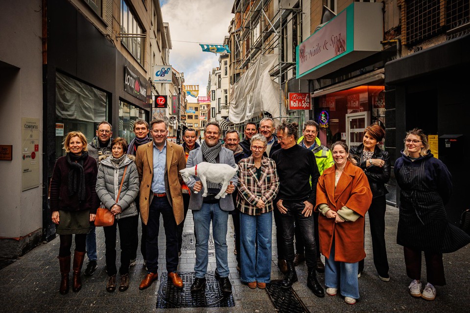 Handelaars, een delegatie van de stad en de aannemer waren maandagmorgen present voor de officiële opening.