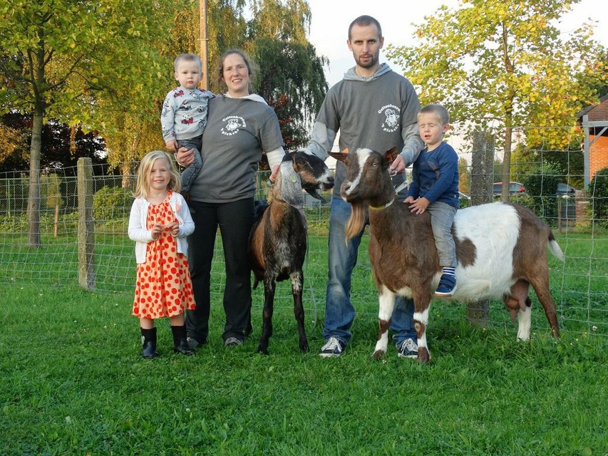 Zaakvoerders Sarah en Nico samen met hun kinderen en twee van hun geliefde geitjes. 