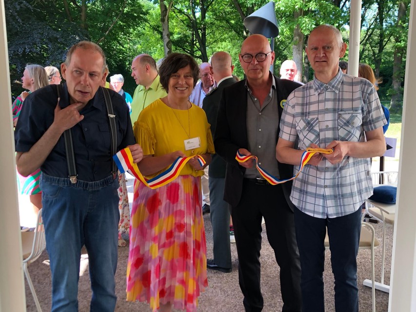 Bewoners Michel en Peter hebben samen met gedeputeerde Kathleen Helsen en directeur Pol Vanden Weygaert het nieuwe café op Het GielsBos geopend. 