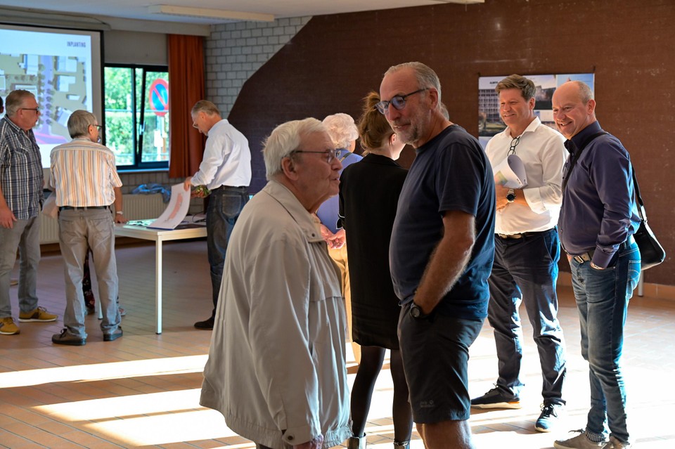 Francis Vrancken (rechts) van DCA kwam ook zelf met interesse luisteren naar wat de buurt vindt van het bijgestuurde ontwerp. 