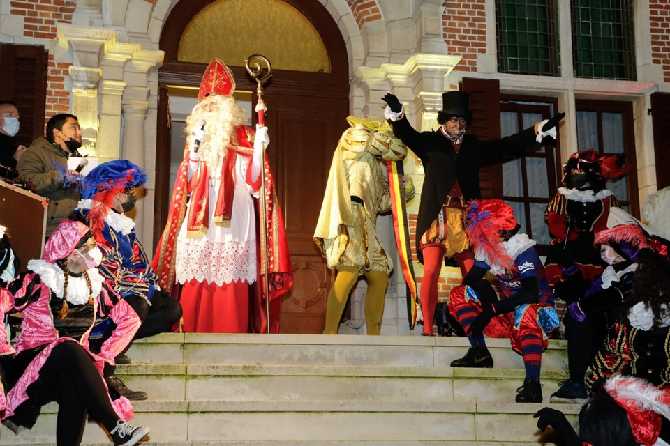 Sinterklaas verscheen aan het gemeentehuis. 