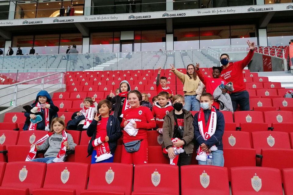 De spelers van Hove Sport in de tribune van de Bosuil.