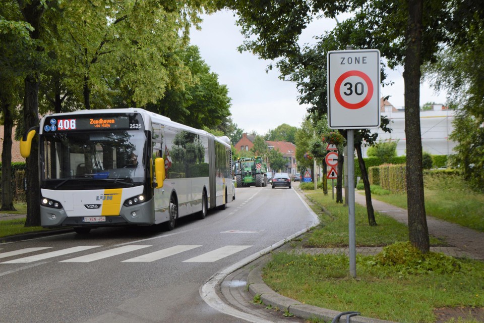 Aan het begin van de zone 30 komen smiley-borden.