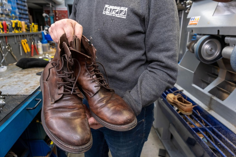 Al meer dan vijftien jaar repareert hij schoenen in zijn schoenmakerij Het Bornemse Leestje.