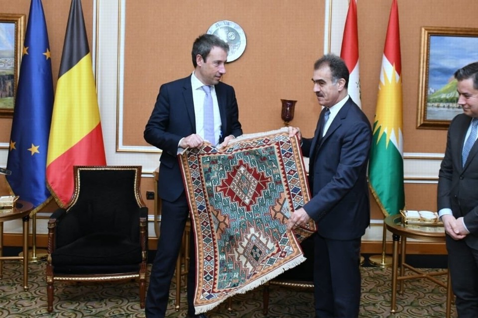 Philippe Goffin (links), minister van Buitenlandse Zaken, bezocht eerder deze week Irak. Er werden tapijten uitgewisseld. Er zou bij de Iraakse Koerden ook gepraat zijn over de kinderen in Syrië. 