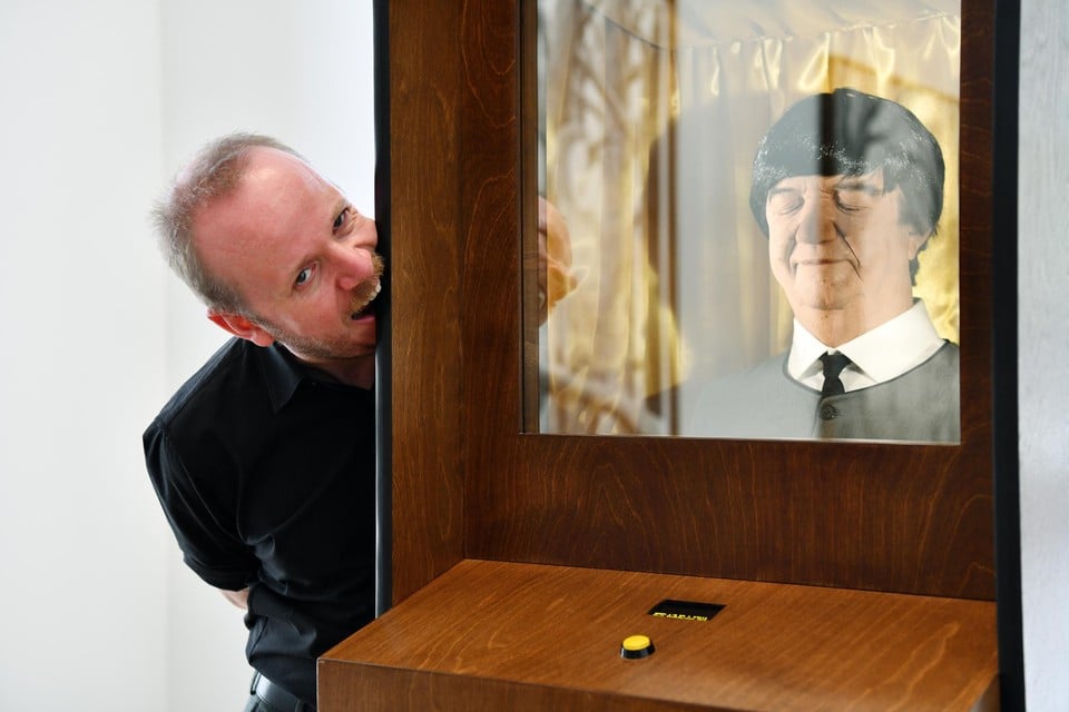 Dennis Tyfus met de Beatles-jukebox en het portret van zijn vader als Paul McCartney.